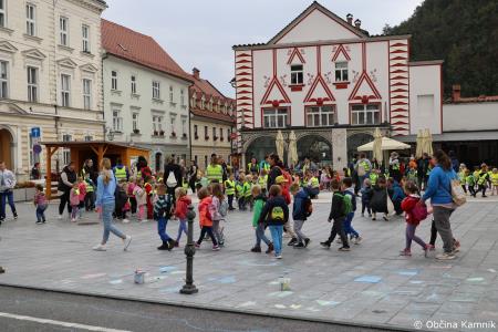 Otroci kamniških šol in vrtcev rajali na Glavnem trgu in se učili o trajnostni mobilnosti (99)